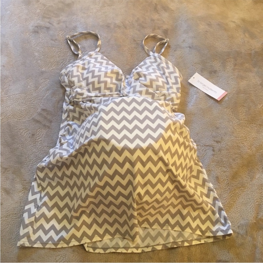 NWT Liz Lange Maternity gray and white chevron printed swim tankini Size M